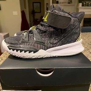 Kyrie 7 Youth Basketball Shoes Size 1